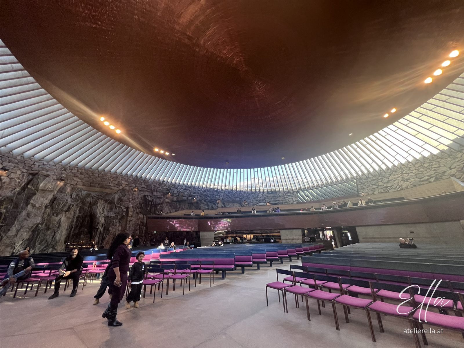 Innenraum der Felsenkirche in Helsinki mit Kupferkuppel