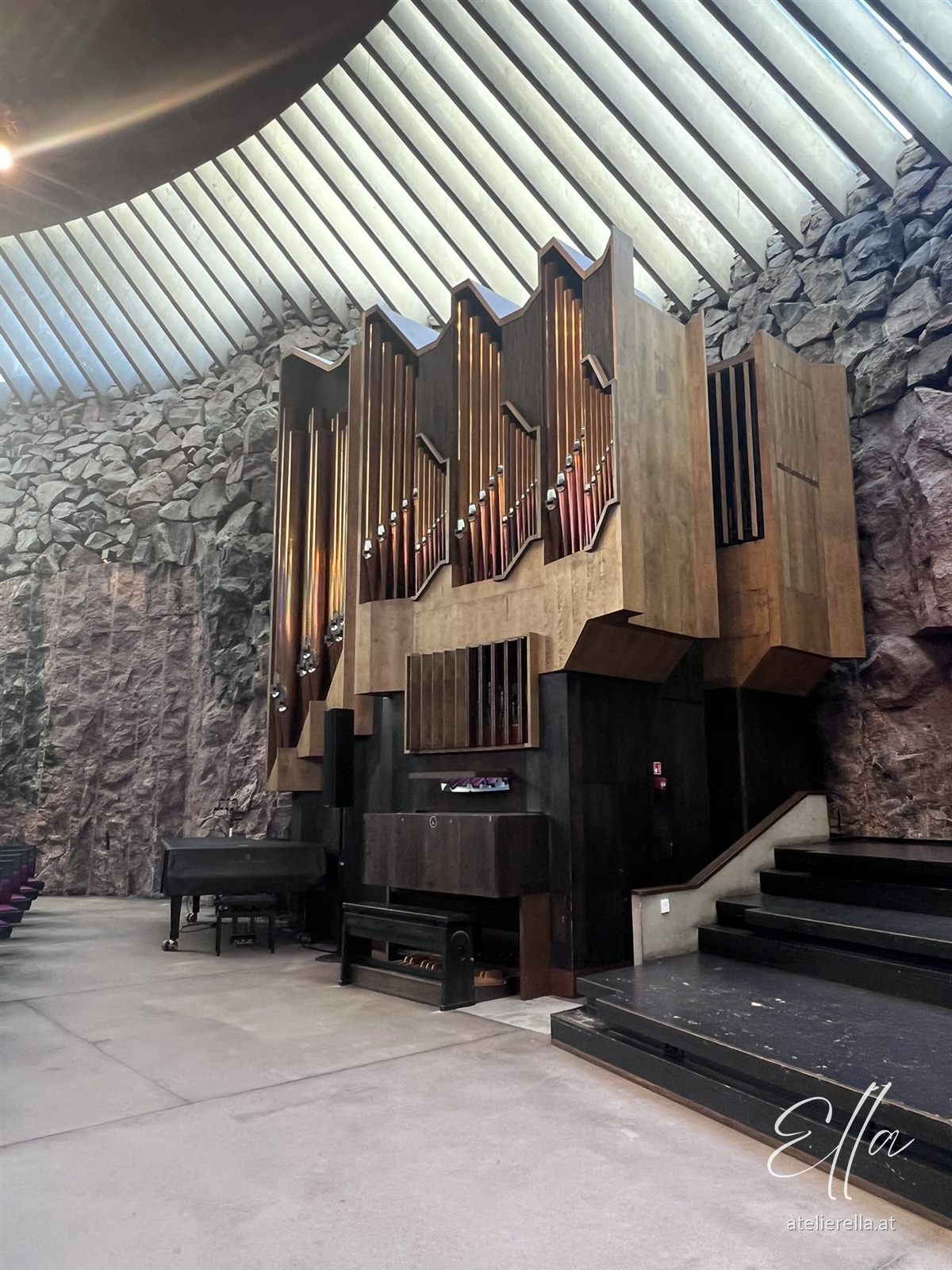 Orgel vor der Felswand in der Felsenkirche