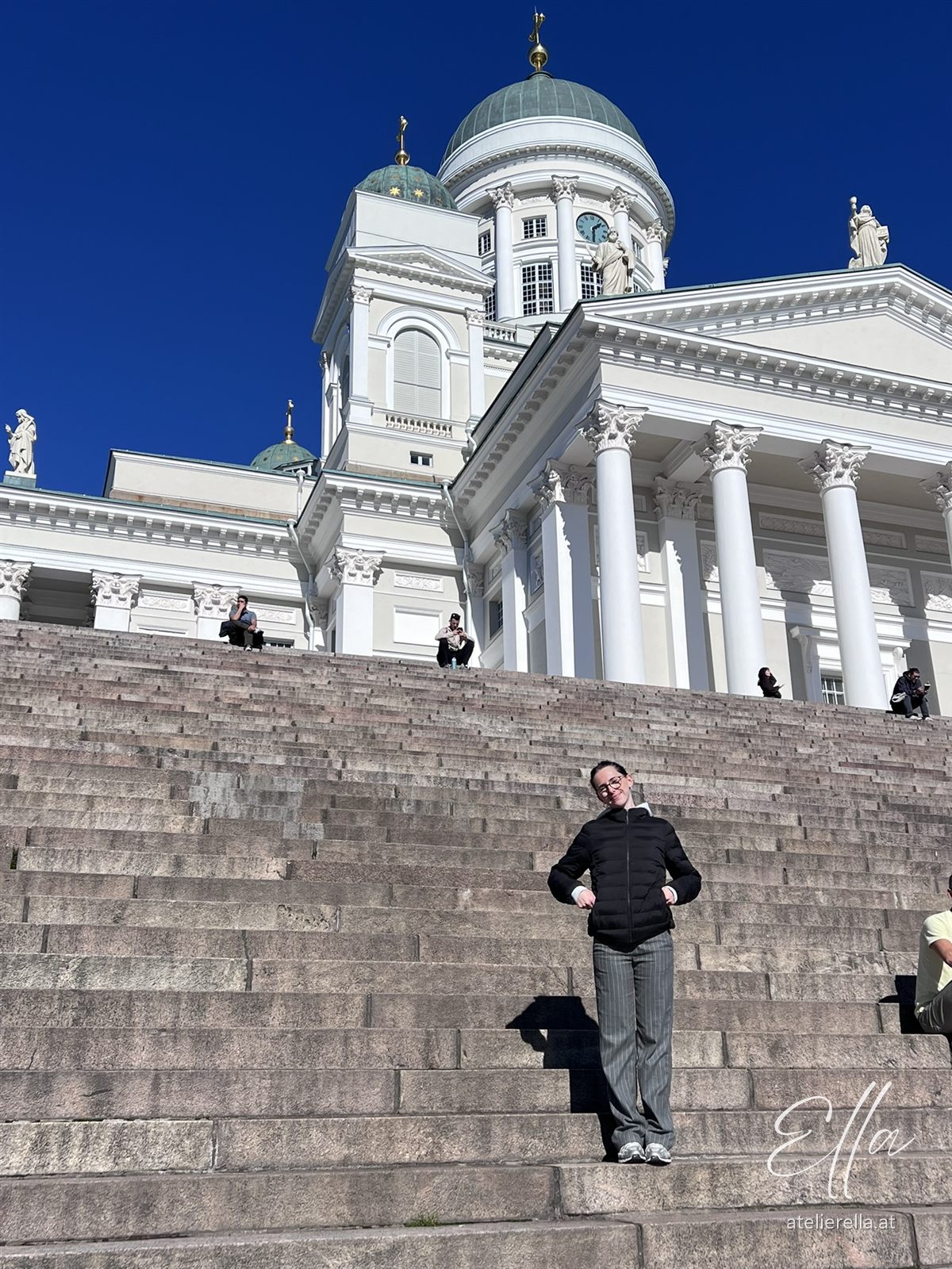 Weißer Dom von Helsinki über den großen Treppen