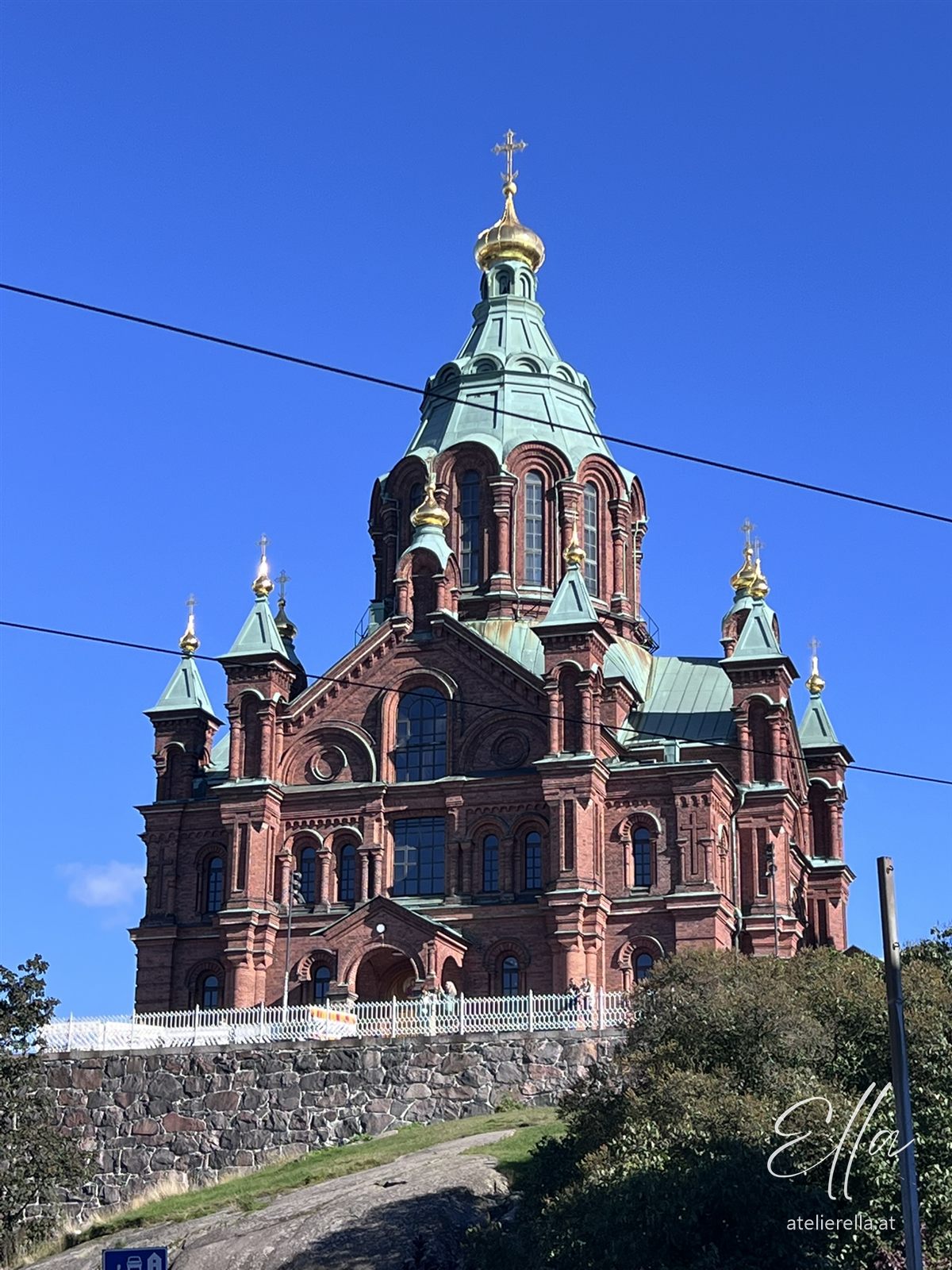 Rote Uspenski-Kathedrale in Helsinki unter blauem Himmel