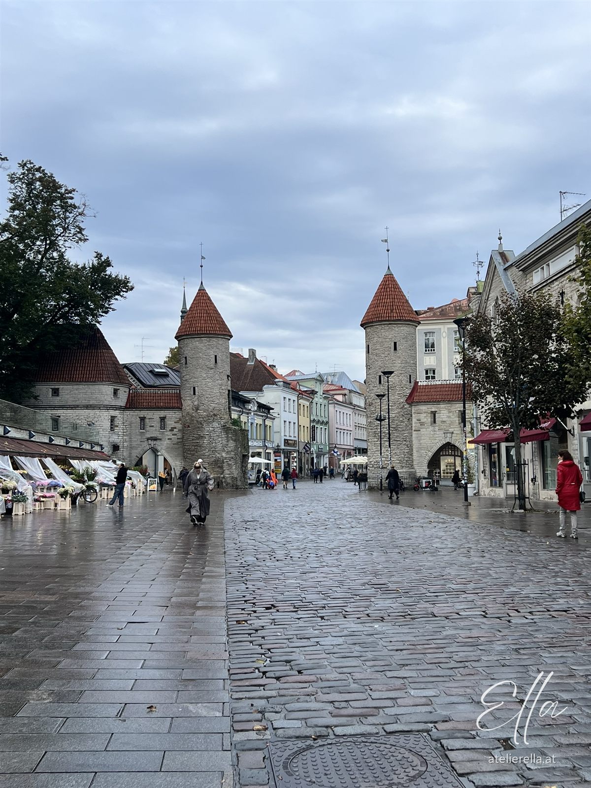 Stadttor zur Altstadt von Tallinn mit Kopfsteinpflaster