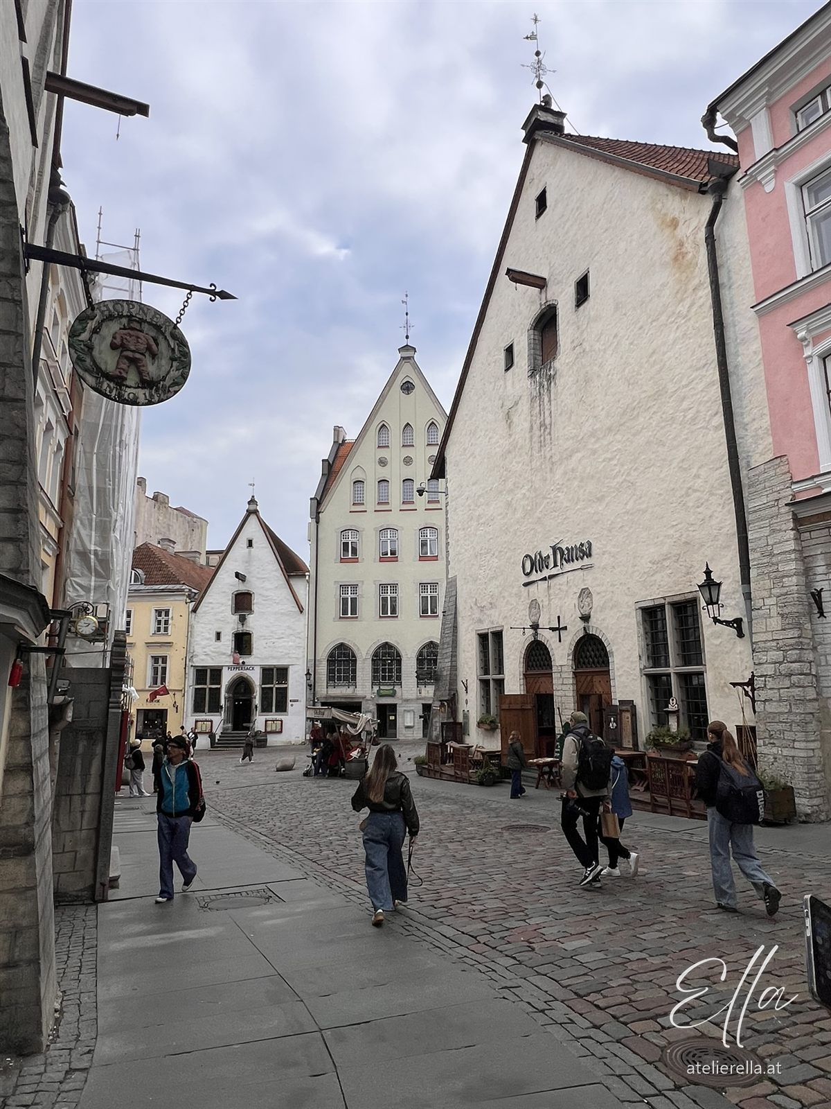 Gasse in der Altstadt von Tallinn mit Giebelhäusern