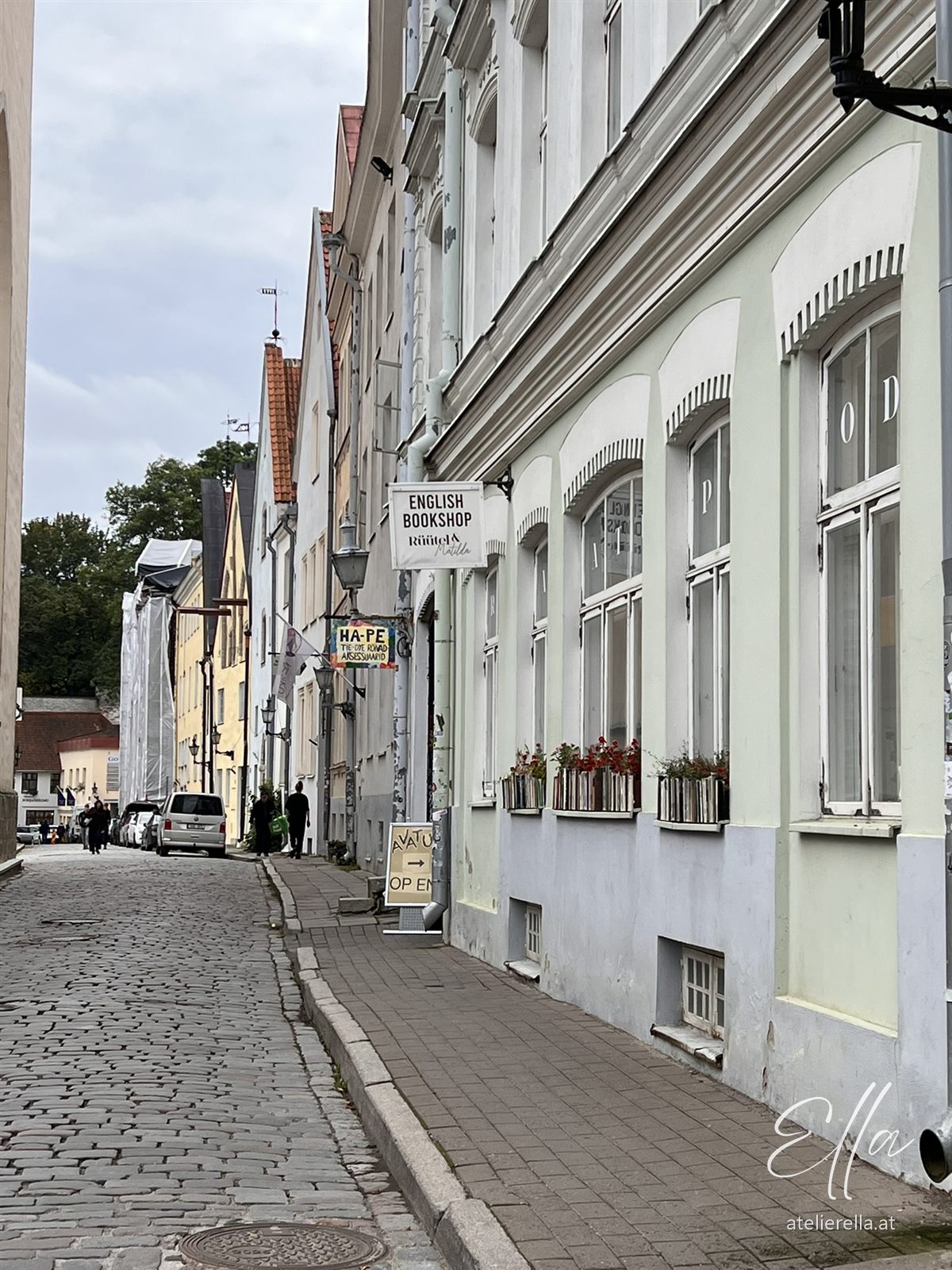 Weiße Häuser mit Blumenkästen in einer Gasse in Tallinn