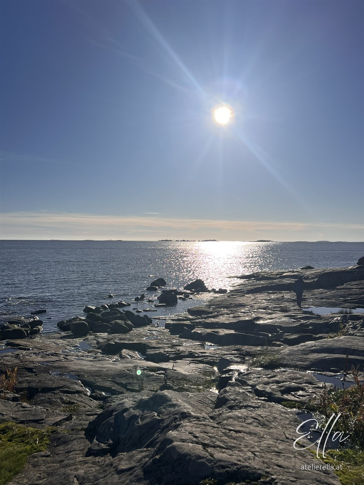 Sonne glitzert über Felsen und Meer