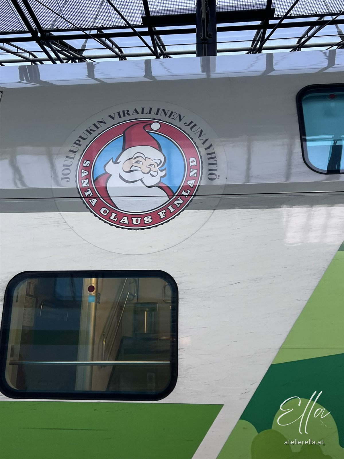 Nachtzug nach Rovaniemi mit Weihnachtsmann-Logo am Waggon