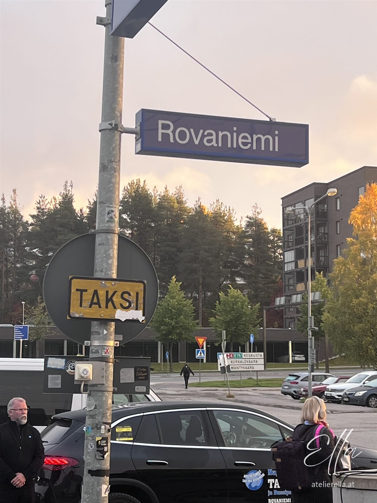 Straßenschild Rovaniemi im Morgenlicht