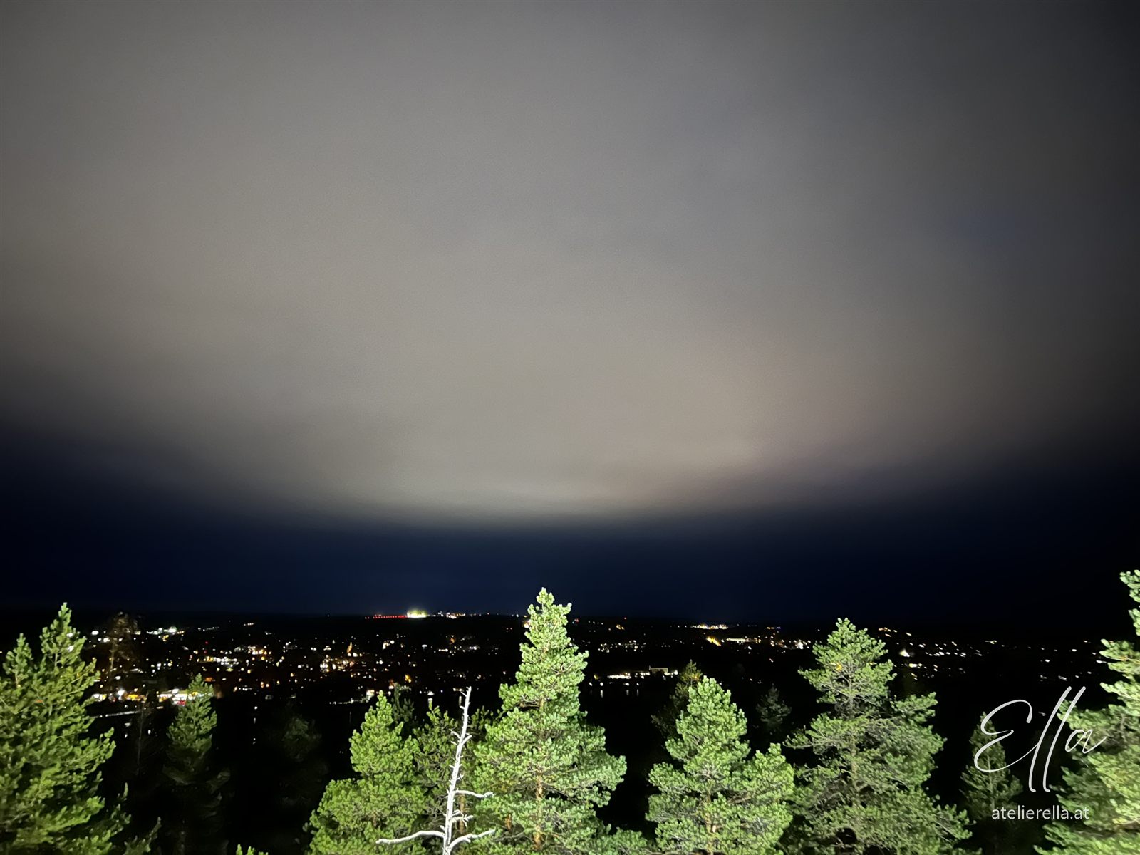 Wolkenverhangener Nachthimmel über den Wäldern von Rovaniemi