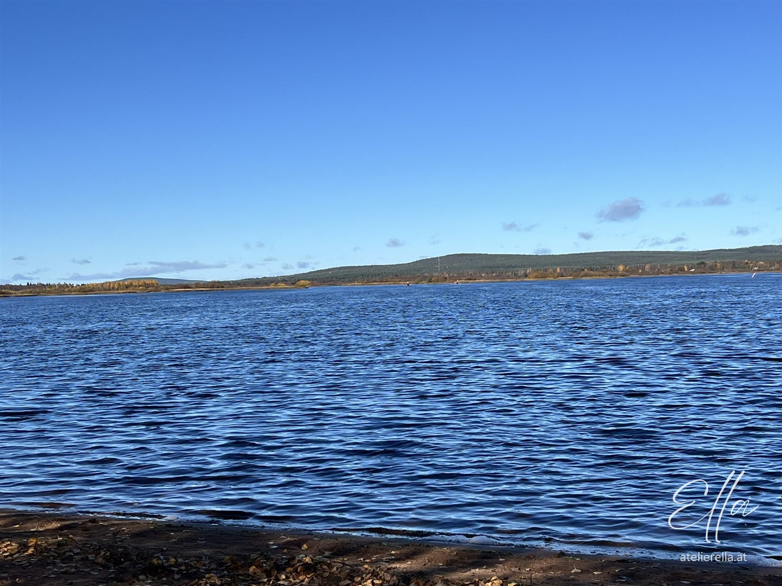 Wellen auf einem großen See unter blauem Himmel