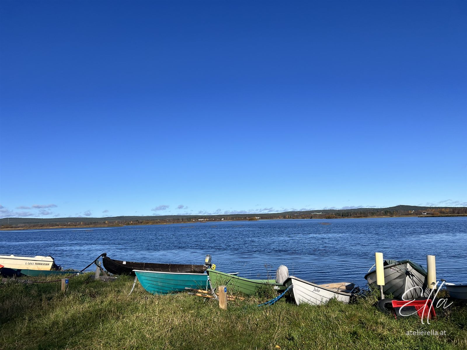 Boote am Ufer eines Sees in der Sonne