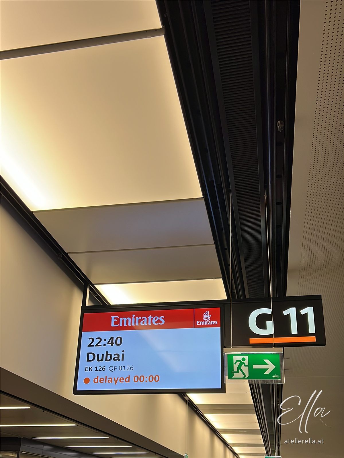 Gate am Flughafen Wien mit Anzeige des Emirates-Flugs nach Dubai