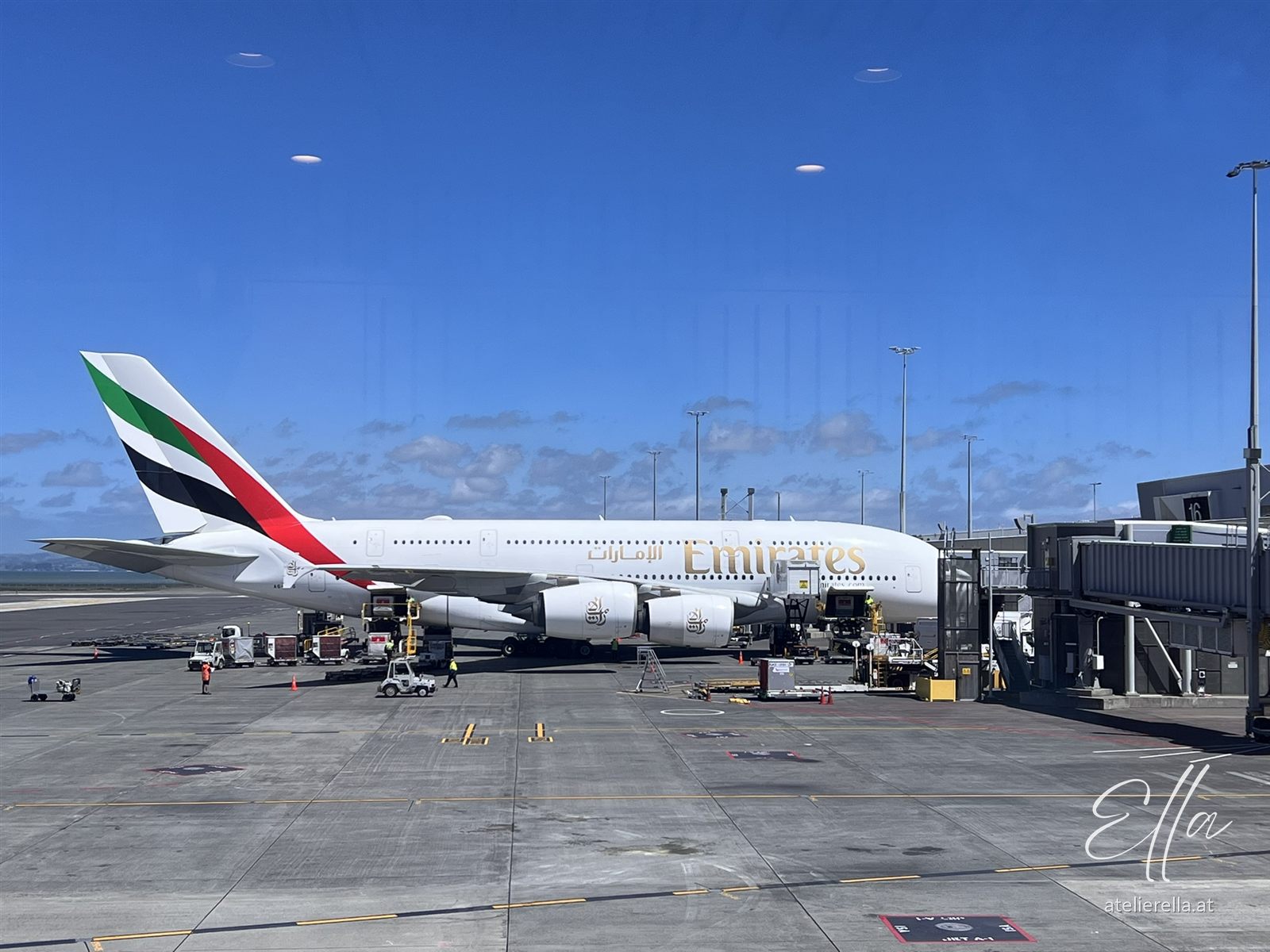 Emirates A380 am Gate in Auckland unter blauem Himmel
