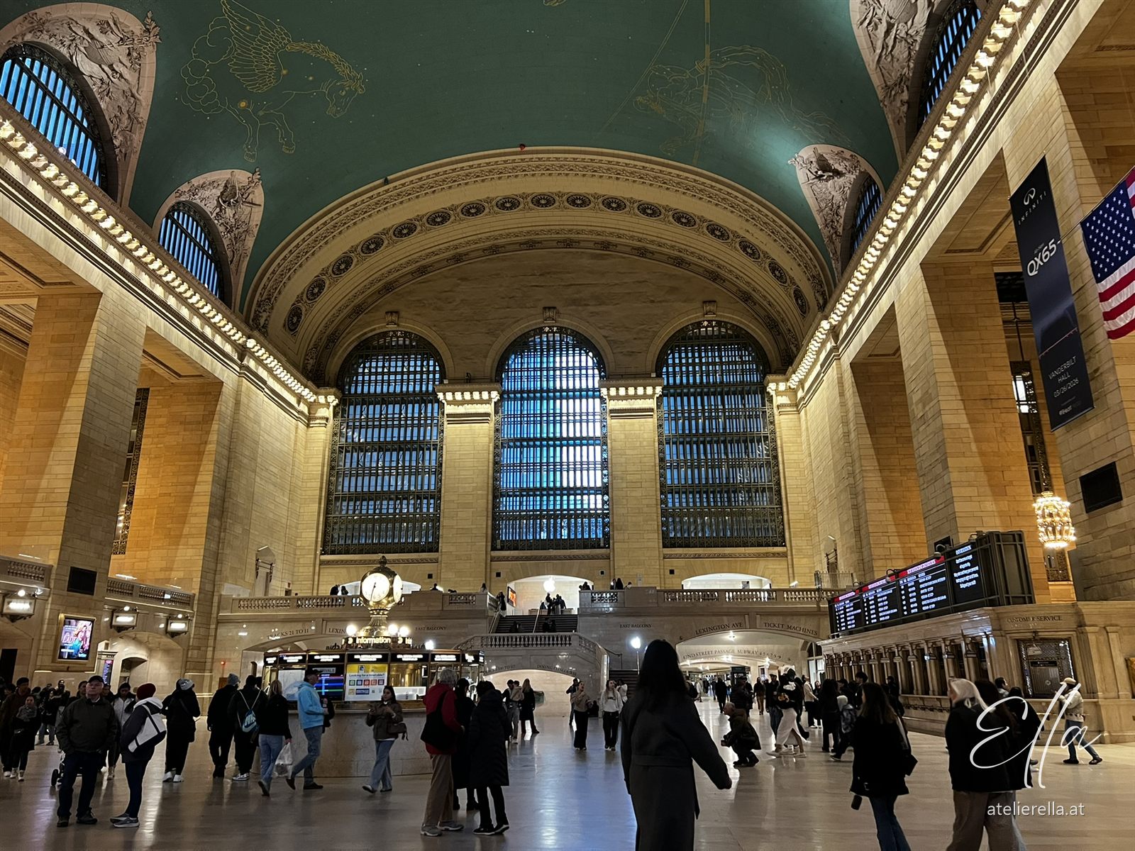 Große Halle der Grand Central Station in New York mit vielen Menschen