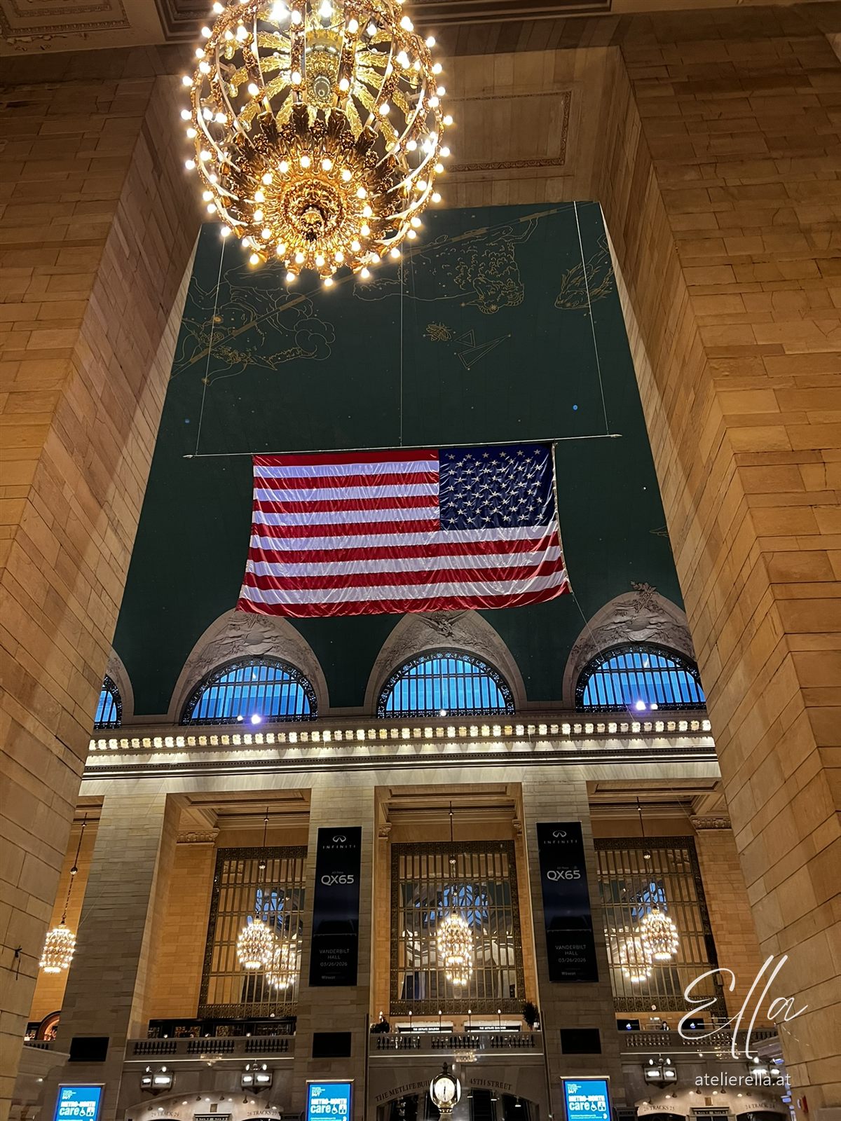 Kronleuchter und amerikanische Flagge in Grand Central