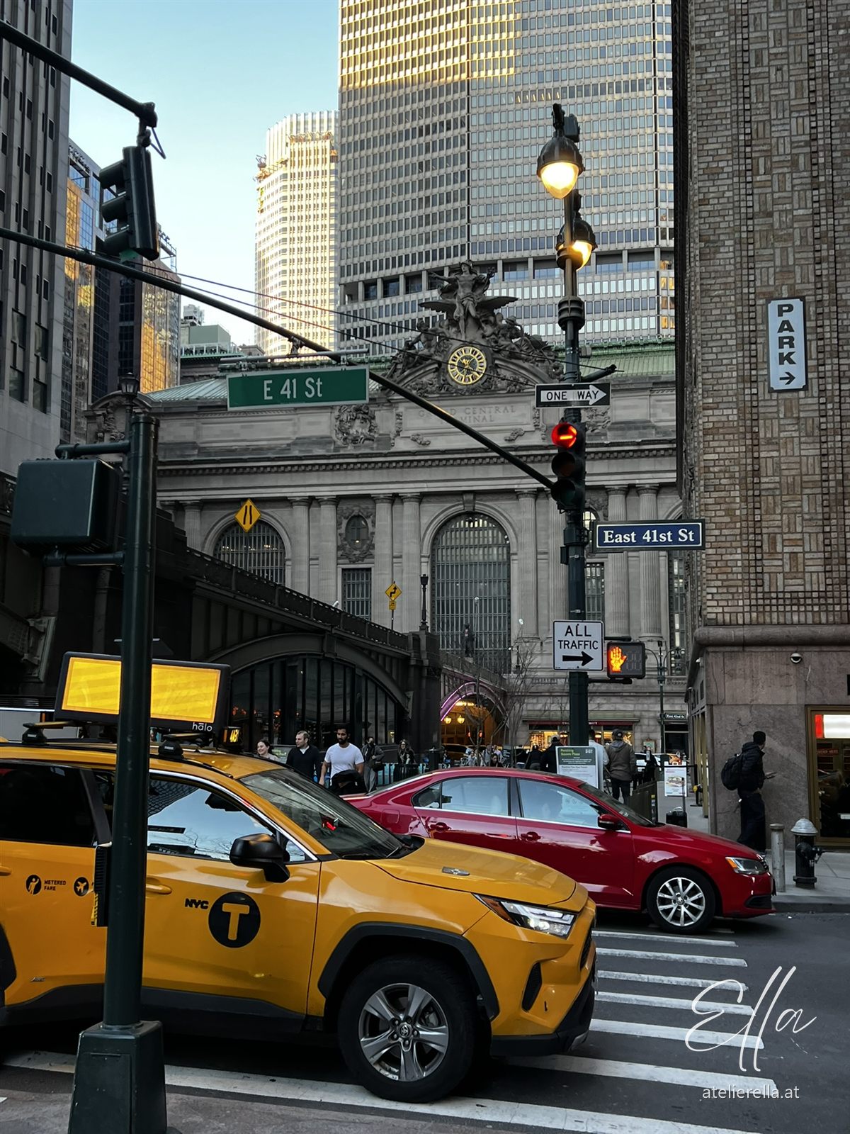 Gelbes Taxi vor Grand Central in New York