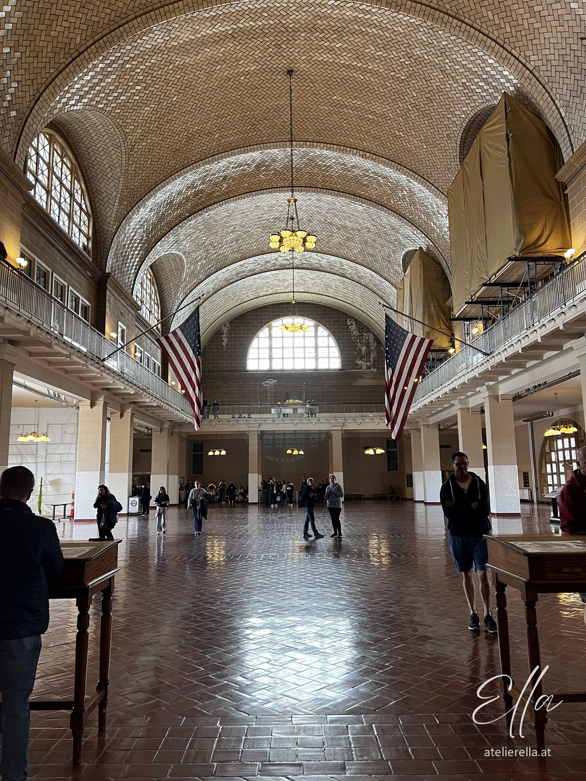 Große Halle auf Ellis Island mit Gewölbedecke