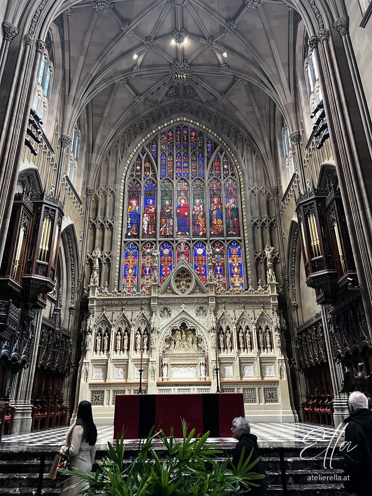 Bunte Kirchenfenster und Altar in einer Kirche in New York