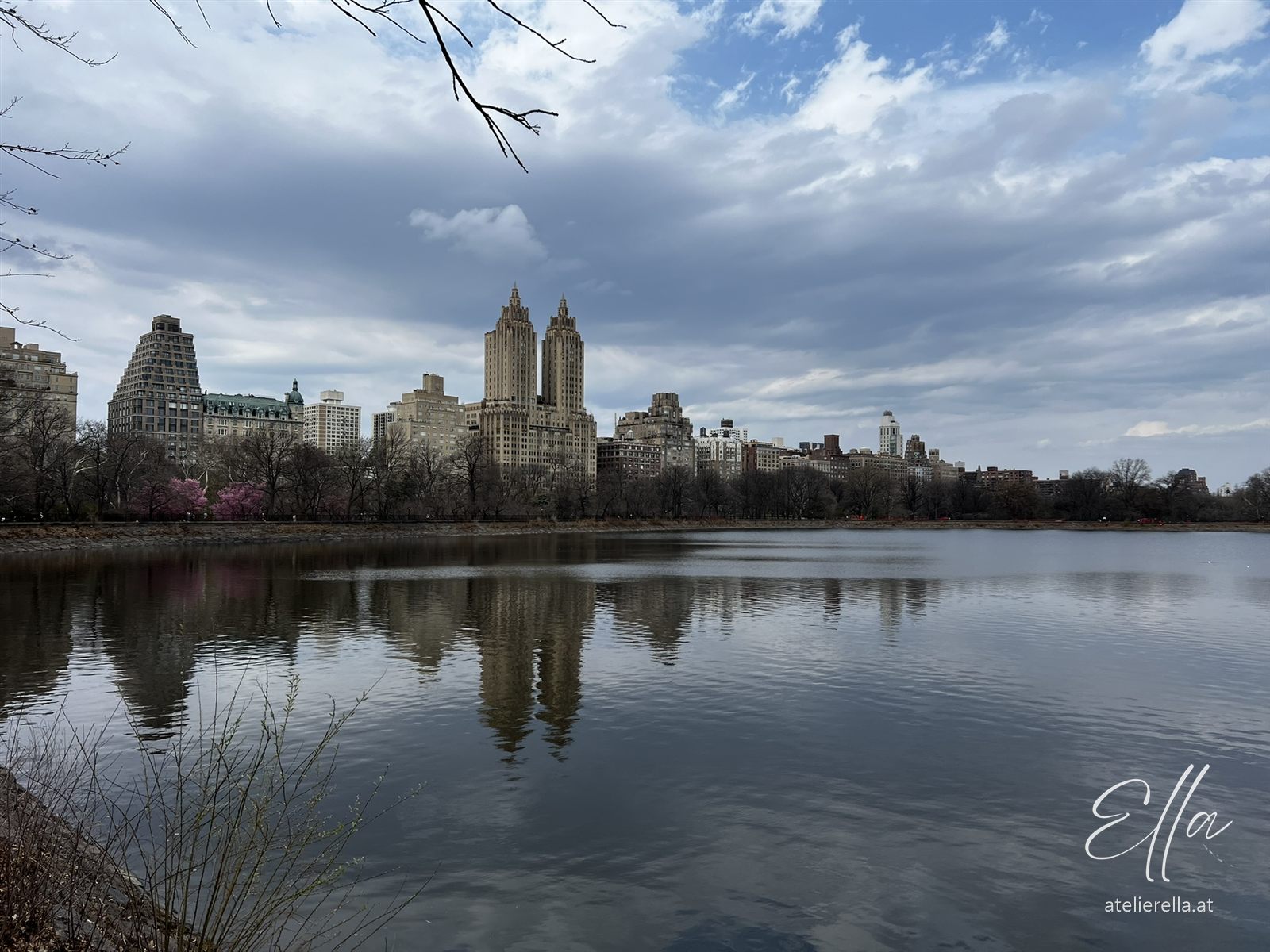 Wasser im Central Park mit Spiegelung der Häuser am Ufer