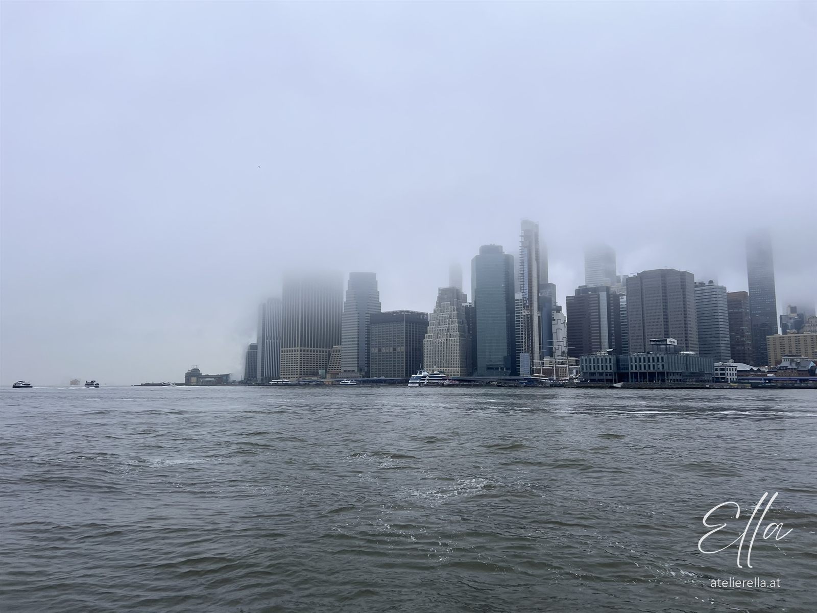 Skyline von Manhattan im Nebel, vom Wasser aus