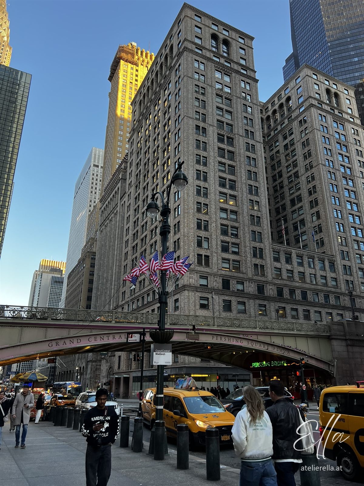 Gelbe Taxis unter dem Viadukt an der Park Avenue zwischen Hochhäusern