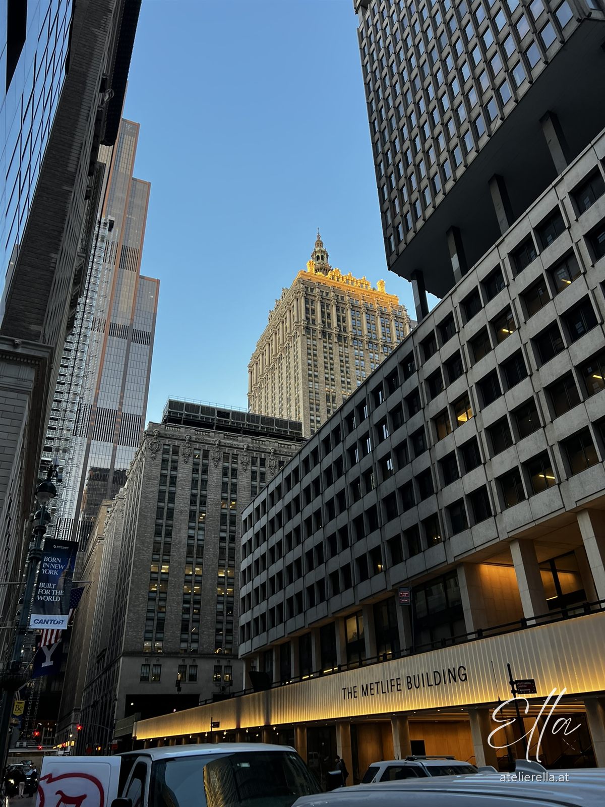 Hochhaus mit goldener Spitze im Abendlicht in Manhattan