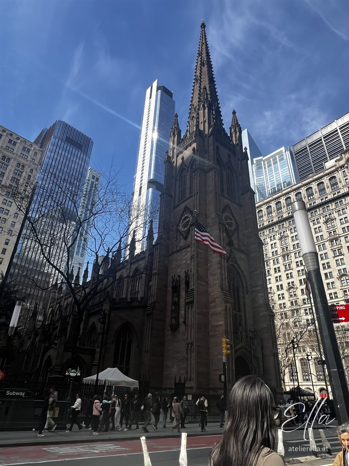 Alte Kirche zwischen Wolkenkratzern in Lower Manhattan