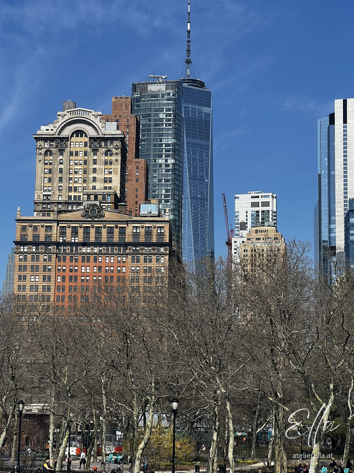One World Trade Center hinter einem alten Gebäude