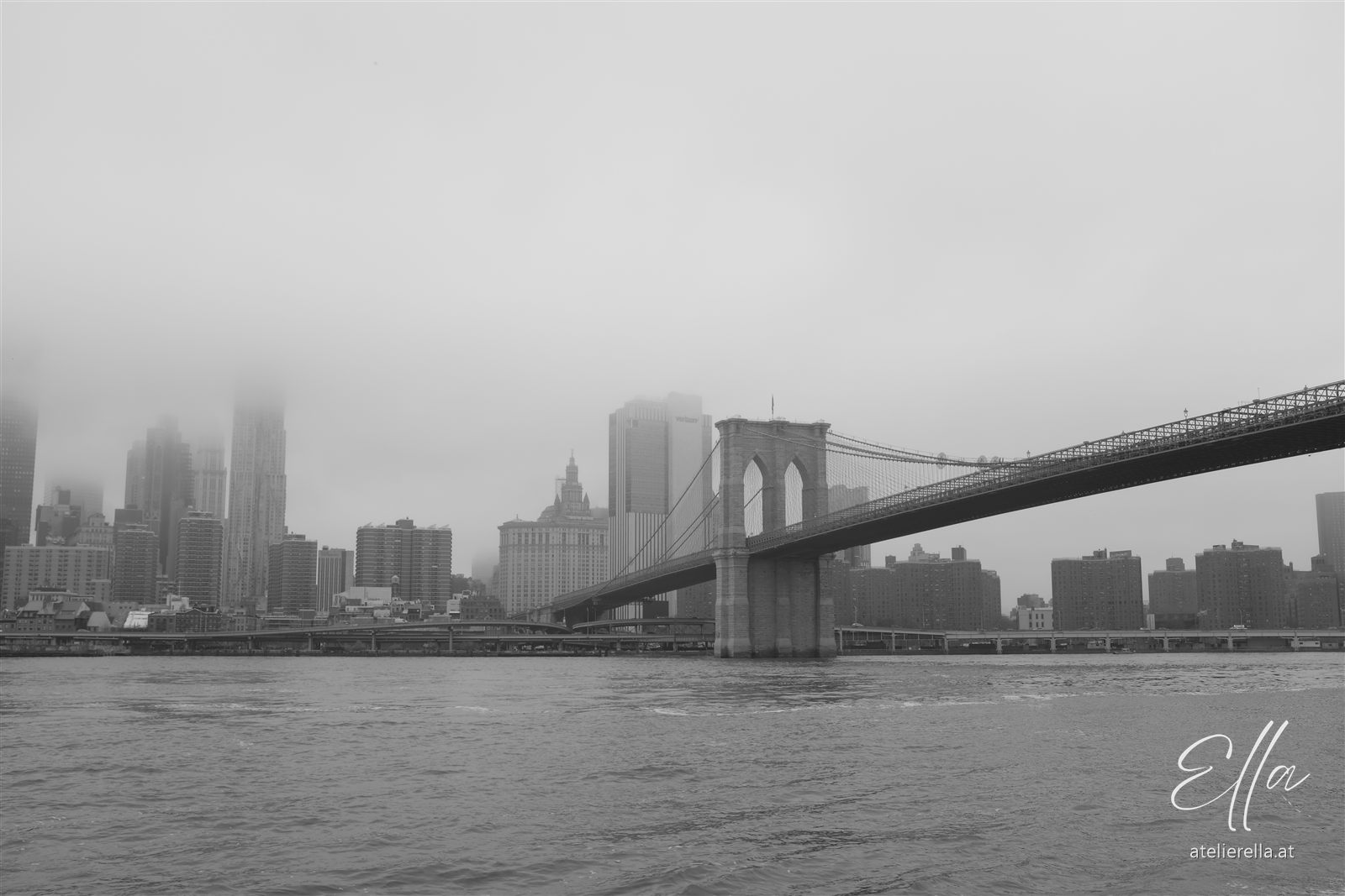 Brooklyn Bridge und Skyline von Manhattan im Nebel, schwarz-weiß