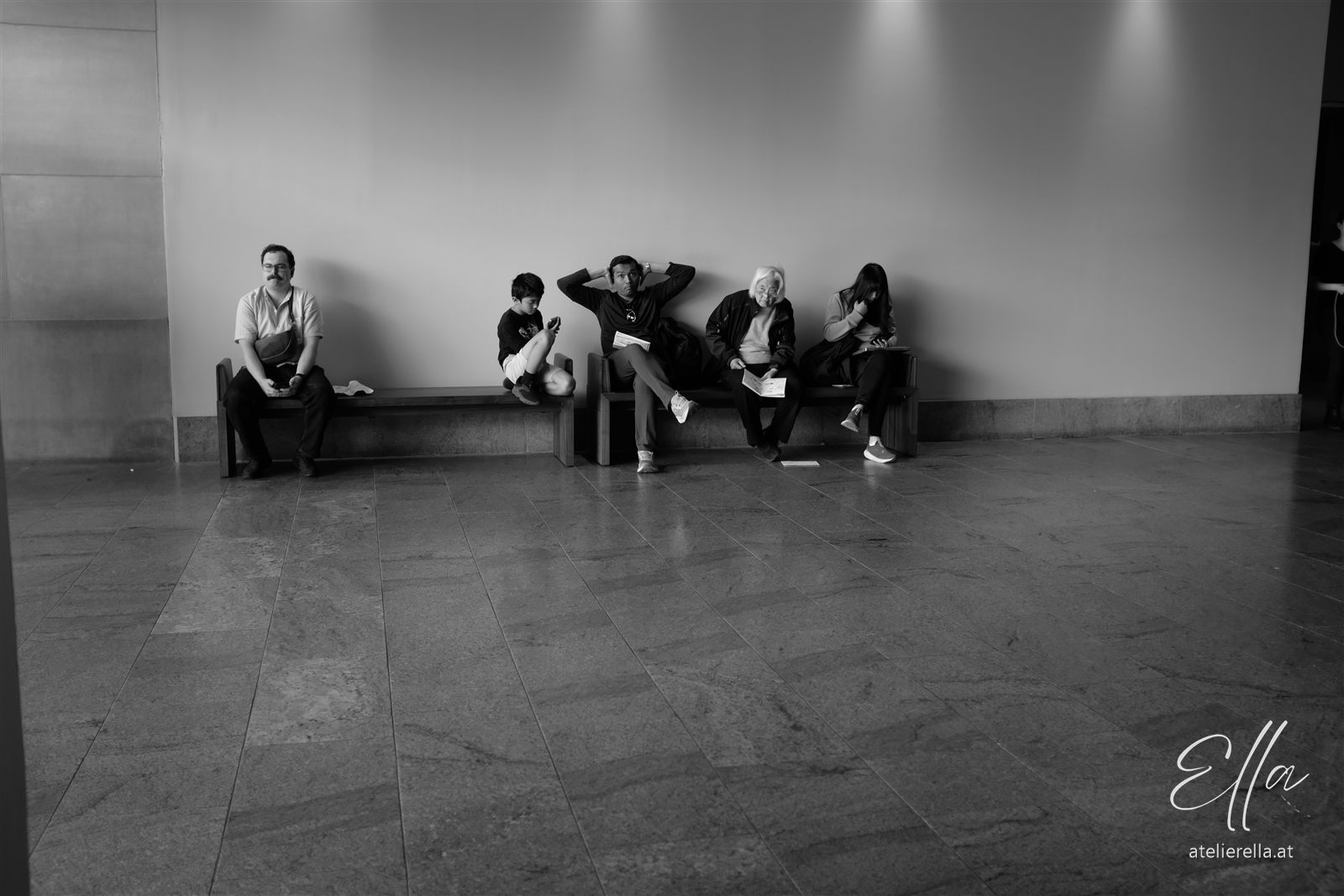 Menschen machen Pause auf einer Bank im Museum, schwarz-weiß