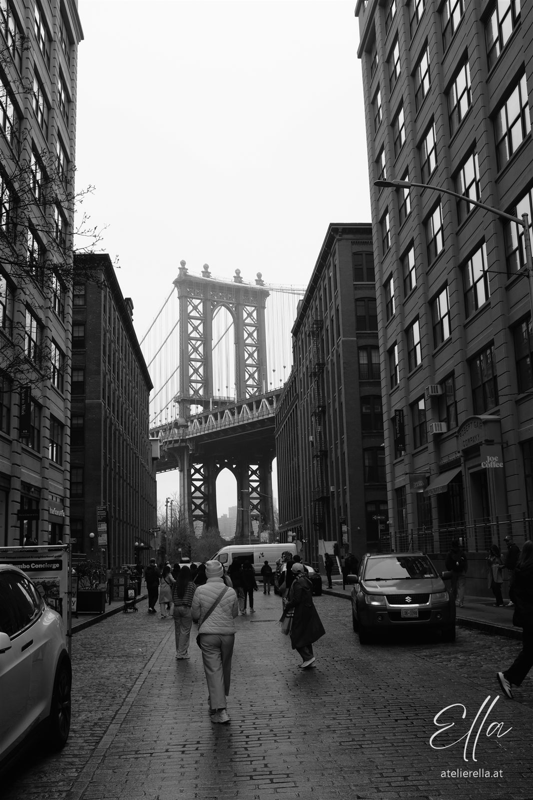 Manhattan Bridge zwischen Backsteinhäusern in Brooklyn, schwarz-weiß