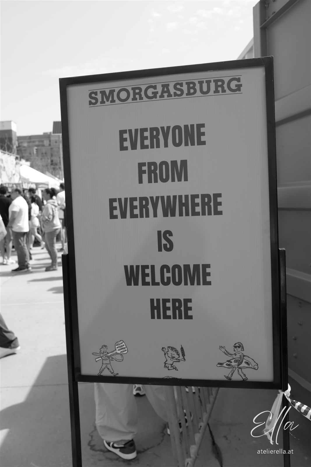 Schild mit der Aufschrift Everyone from everywhere is welcome here, schwarz-weiß