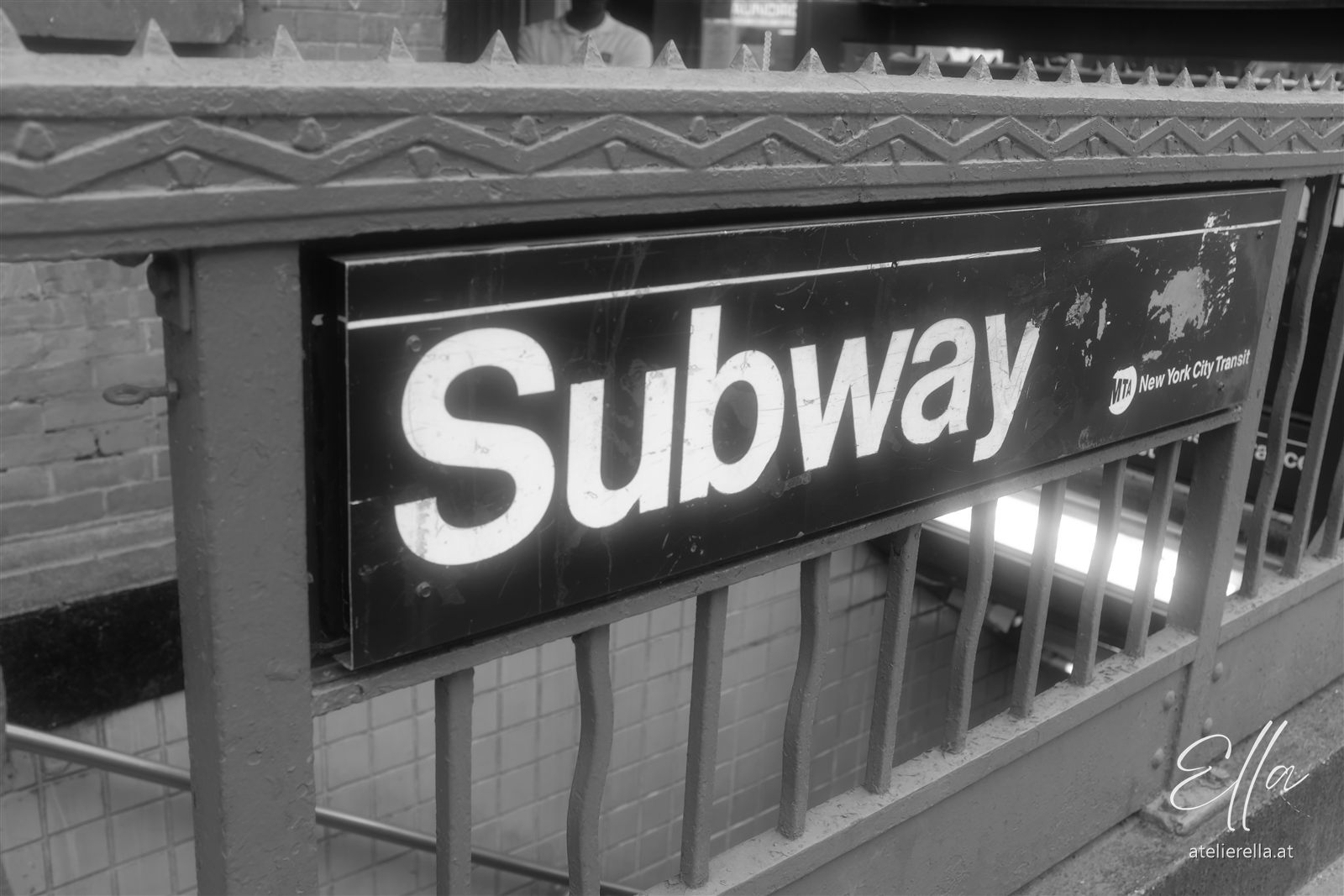Subway-Schild in New York, schwarz-weiß