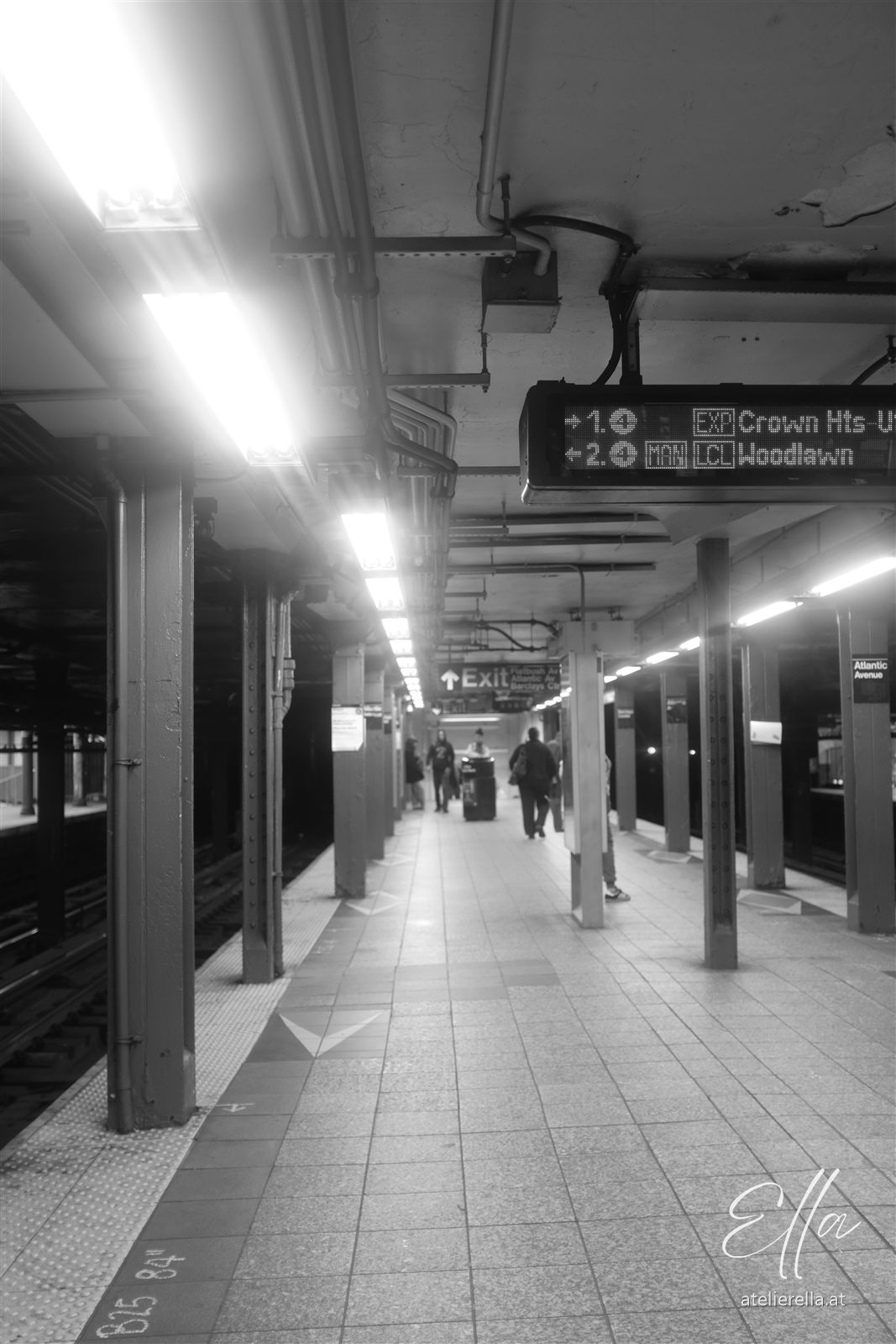Leerer Subway-Bahnsteig in New York, schwarz-weiß