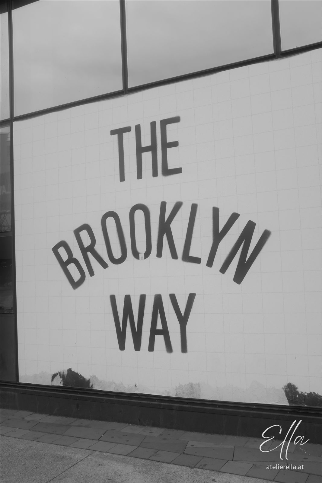 Schriftzug The Brooklyn Way an einer Wand, schwarz-weiß