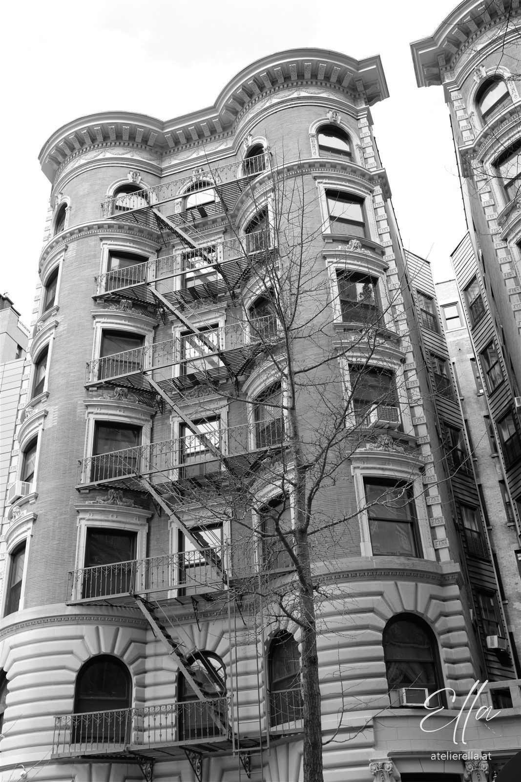 Hausfassade mit Feuertreppen in New York, schwarz-weiß