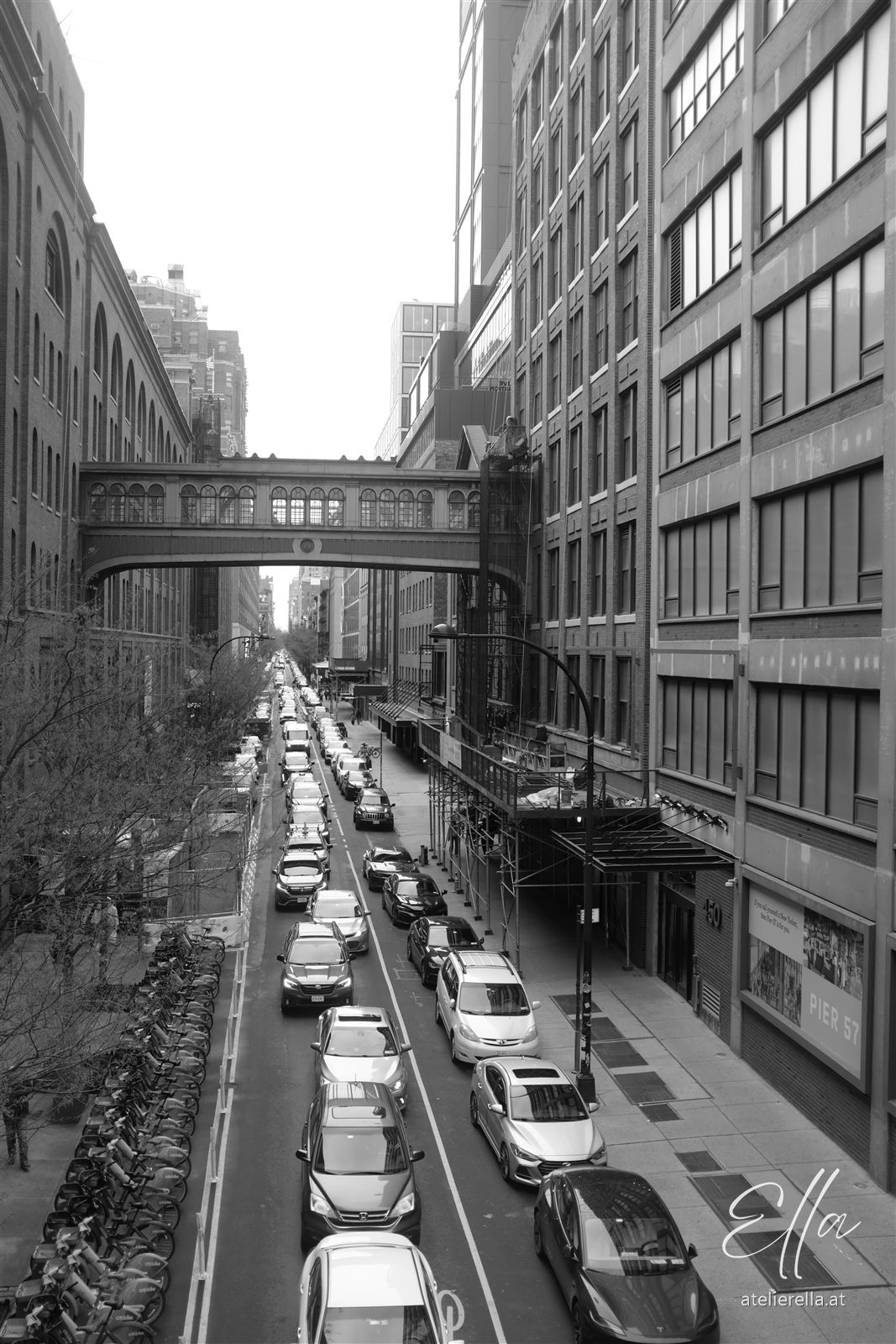 Blick in eine Straßenschlucht mit Brücke zwischen Häusern, schwarz-weiß