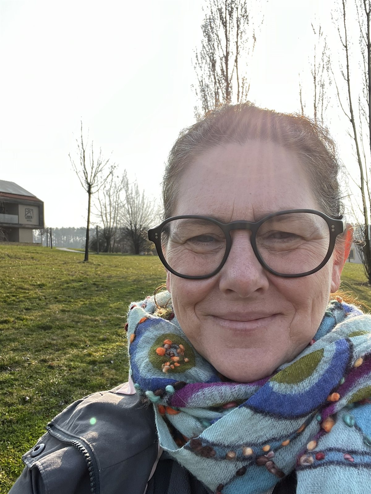 Ella mit buntem Schal