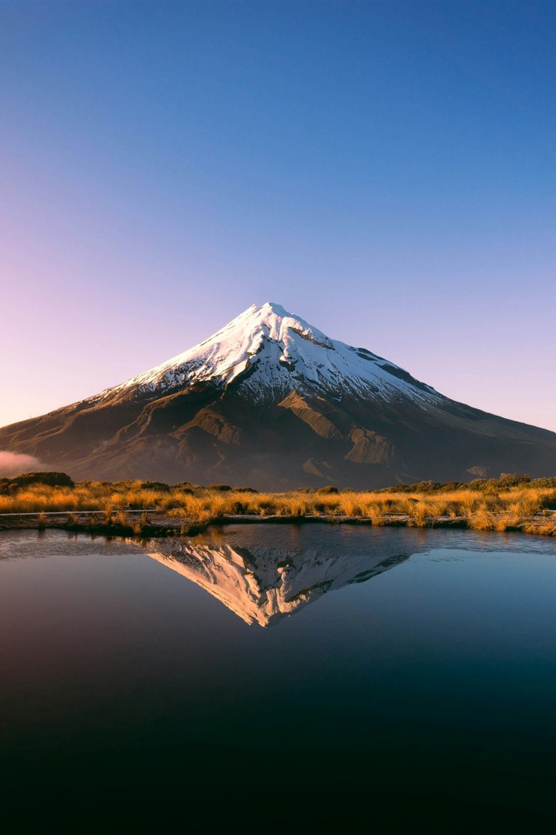 Vulkan Taranaki in Neuseeland im Morgenlicht